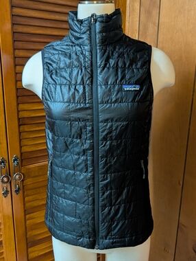 Patagonia Women's Black Puffer Vestwith Multicolor Logo - XS